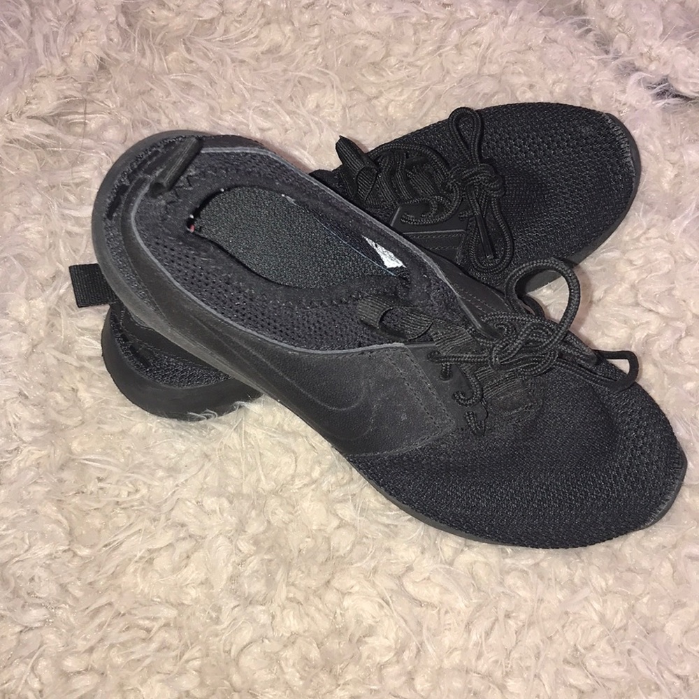 All black nike running shoes